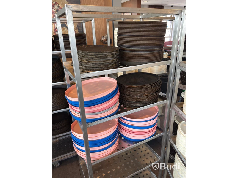 6 stainless steel trolleys with pizza pans and lids