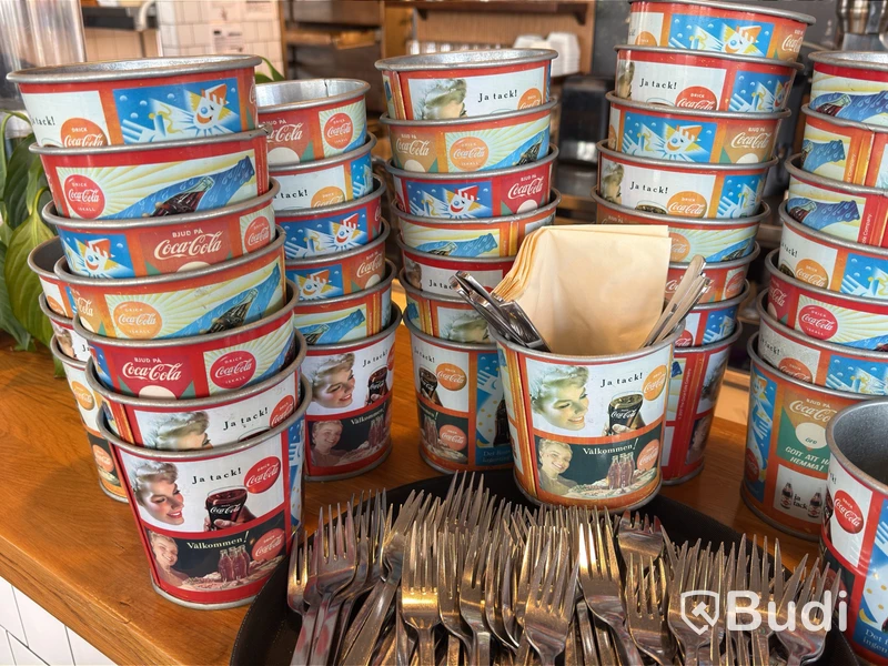 Lot of cutlery, cutlery baskets, and drink containers