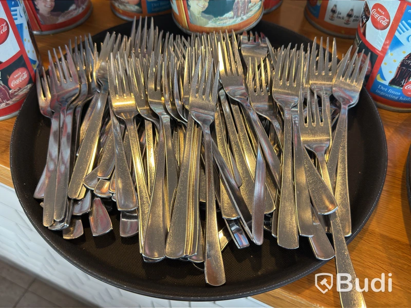 Lot of cutlery, cutlery baskets, and drink containers