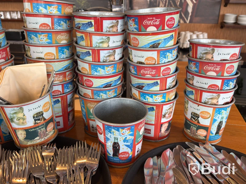Lot of cutlery, cutlery baskets, and drink containers