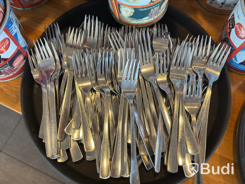 Lot of cutlery, cutlery baskets, and drink containers
