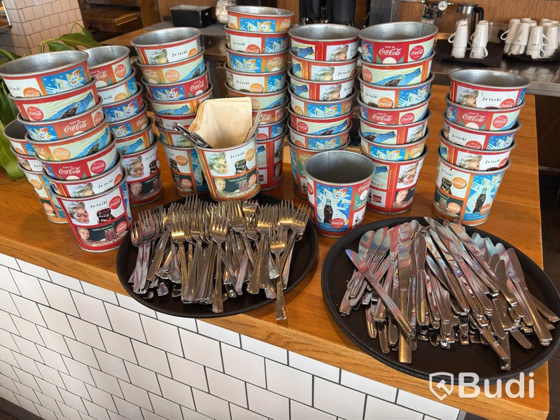 Lot of cutlery, cutlery baskets, and drink containers