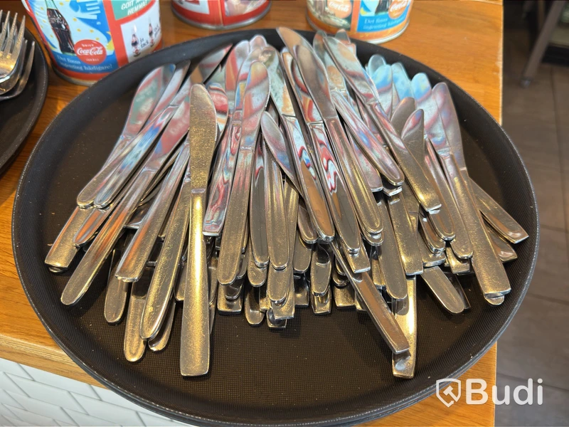 Lot of cutlery, cutlery baskets, and drink containers