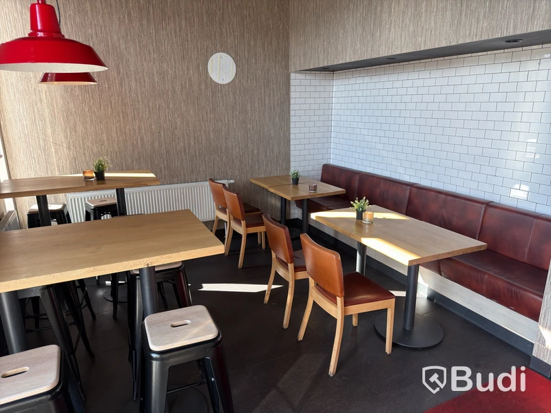 Restaurangmöbler, soffor, bord, stolar och pallar