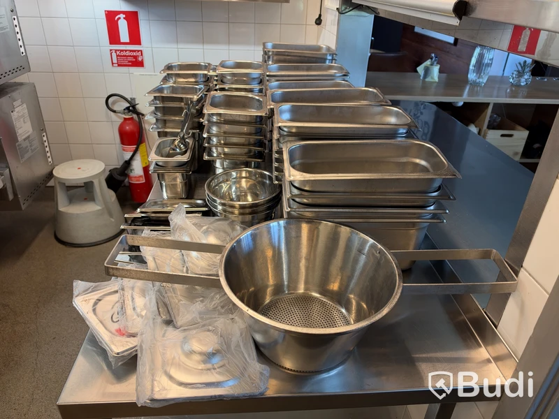 Parti kantiner i rostfritt stål, olika storlekar