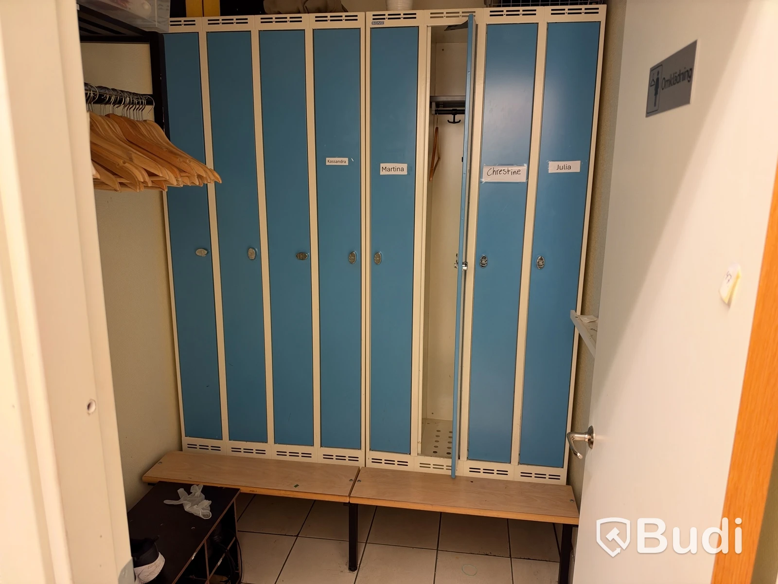 Sono locker unit, 16 compartments with benches