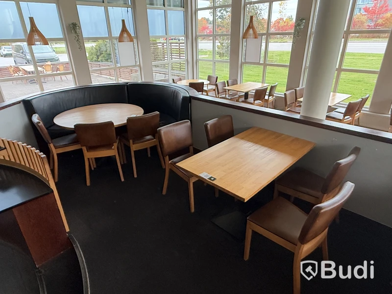 Komplett möbelinredning | 86 stolar & 32 bord