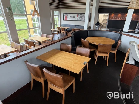 Komplett möbelinredning | 86 stolar & 32 bord