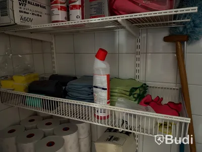 Parti med städutrustning och förbrukningsmaterial