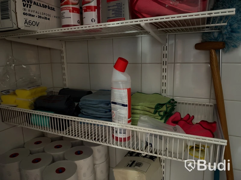 Parti med städutrustning och förbrukningsmaterial