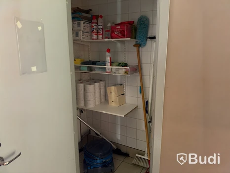 Parti med städutrustning och förbrukningsmaterial