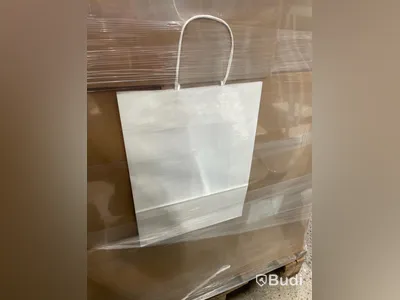 Pall med 4500 vita papperspåsar 240plus100x320