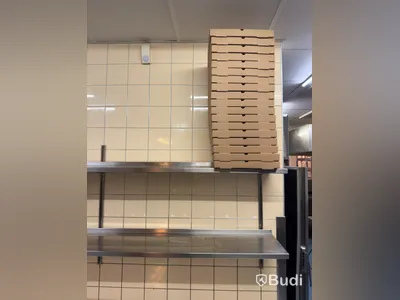 Rostfri diskbänk och 2 st. rostfria hyllplan, inkl. innehåll på hyllor och bänkar