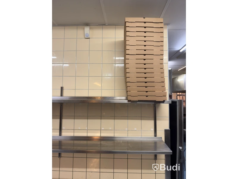 Rostfri diskbänk och 2 st. rostfria hyllplan, inkl. innehåll på hyllor och bänkar
