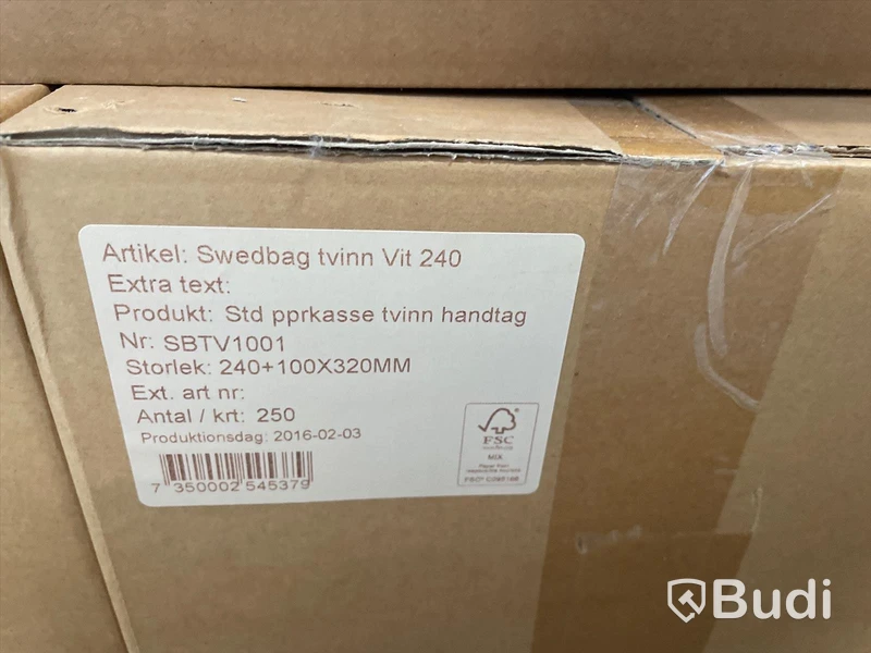 Ca 18 kartonger med vita papperskassar, 250 st i varje kartong, 240plus100x300