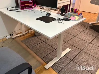Kontorsinredning med skrivbord och sittgrupp m.m.