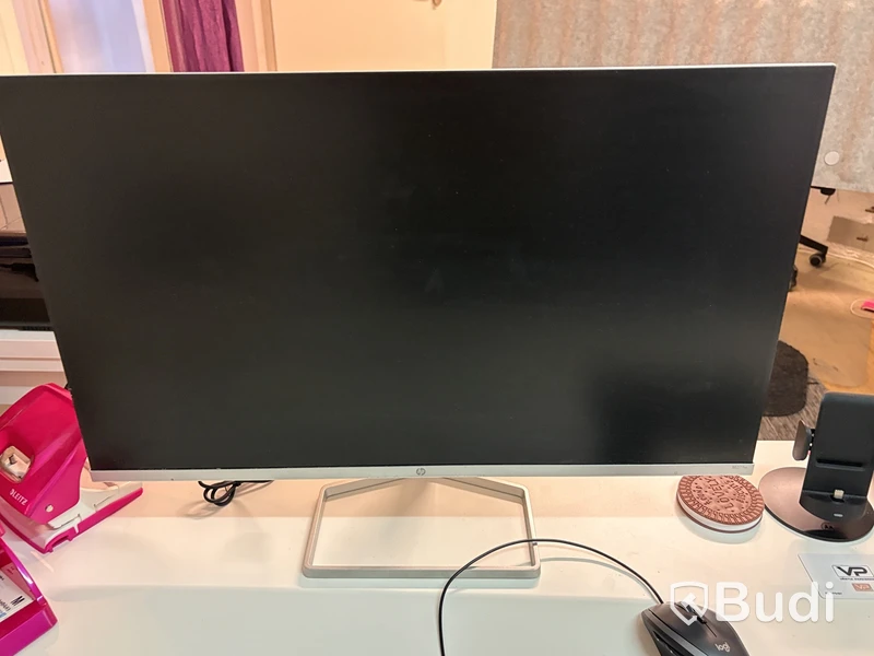 Kontorsinredning med skrivbord och sittgrupp m.m.