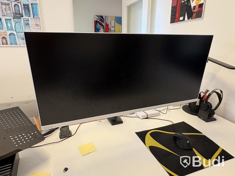 Kontorsarbetsplats med Kinnarps skrivbord m.m.