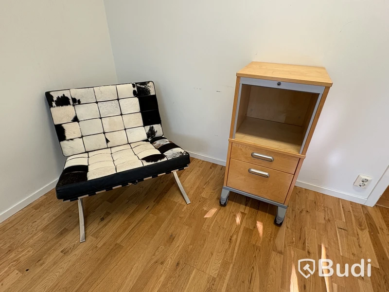Kontorsmöbler och utrustning, skrivbord och soffa