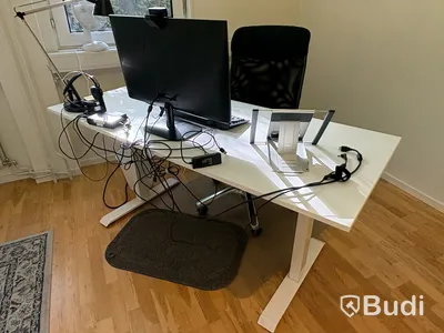 Kontorsmöbler och utrustning, skrivbord och soffa