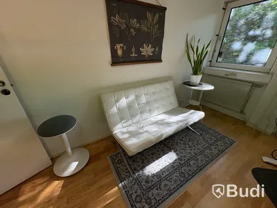 Kontorsmöbler och utrustning, skrivbord och soffa
