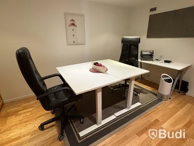 Kontorsinredning med skrivbord och stolar