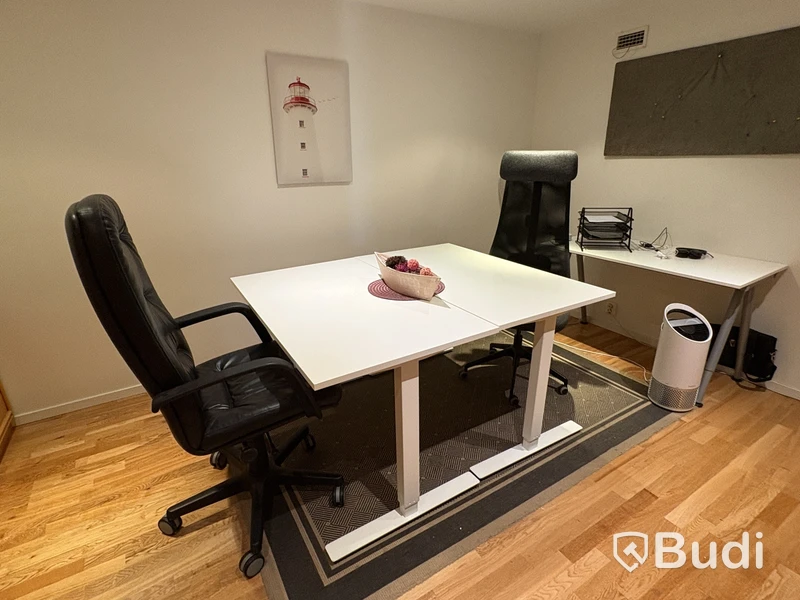 Kontorsinredning med skrivbord och stolar