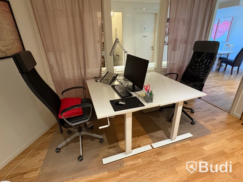 Kontorsinredning med skrivbord och stolar