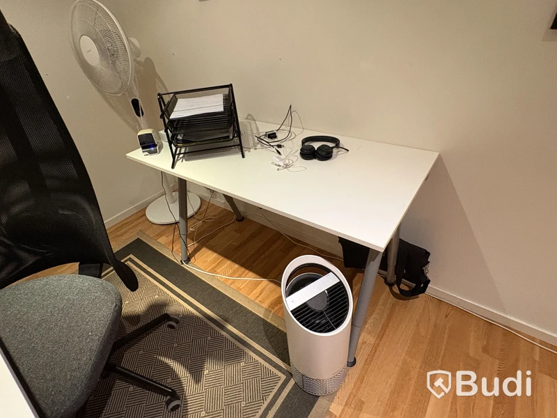 Kontorsinredning med skrivbord och stolar
