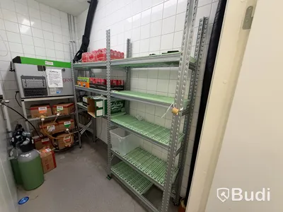 Hyllsystem inklusive läsk & alkoholfri öl