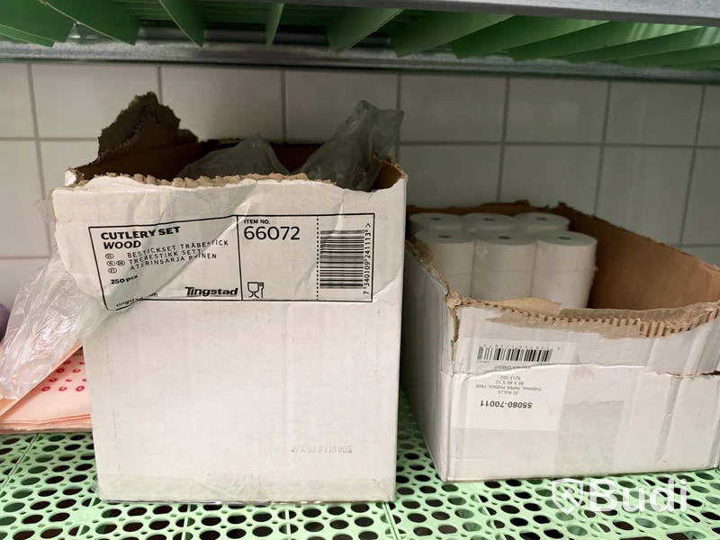 Hyllsystem inklusive städ- & förbrukningsartiklar