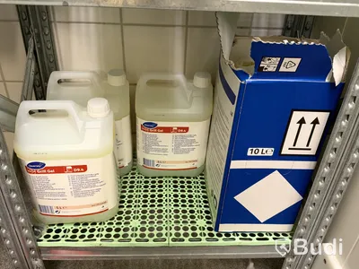 Hyllsystem inklusive städ- & förbrukningsartiklar