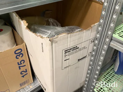 Hyllsystem inklusive städ- & förbrukningsartiklar