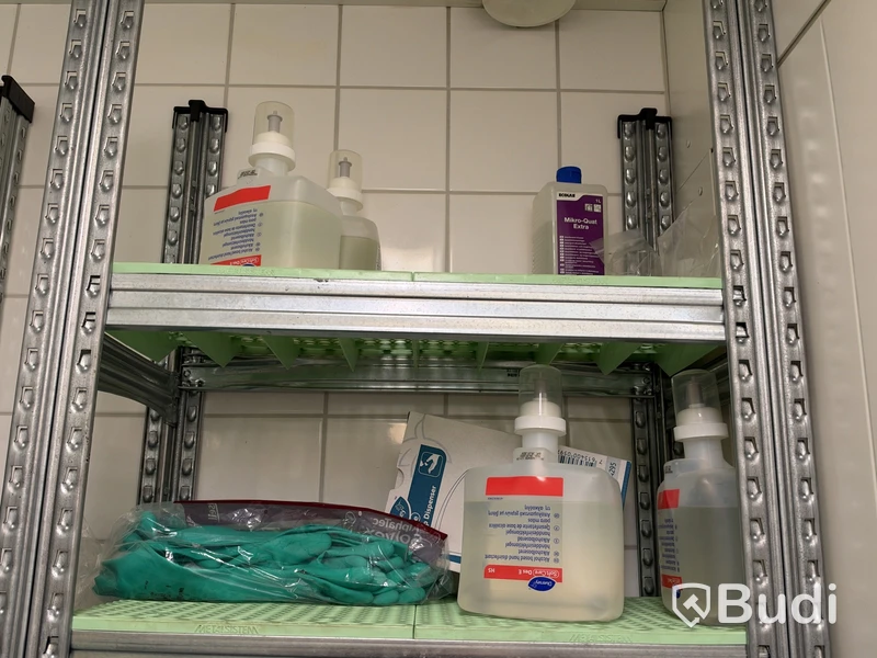 Hyllsystem inklusive städ- & förbrukningsartiklar