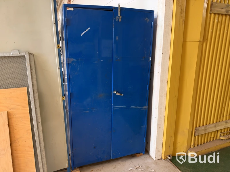 Verkstadsskåp med innehåll