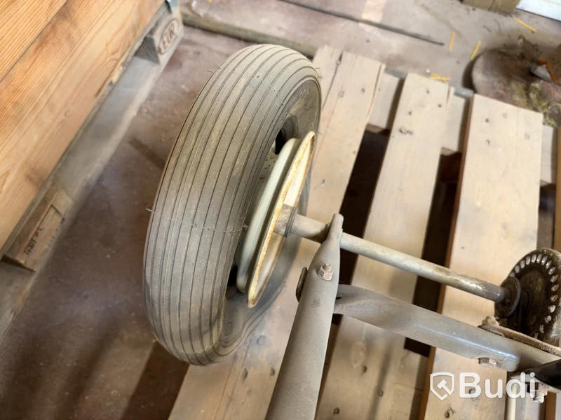 Tow-behind fertilizer spreader