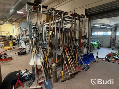 Lot of hand tools, spades and snow shovels