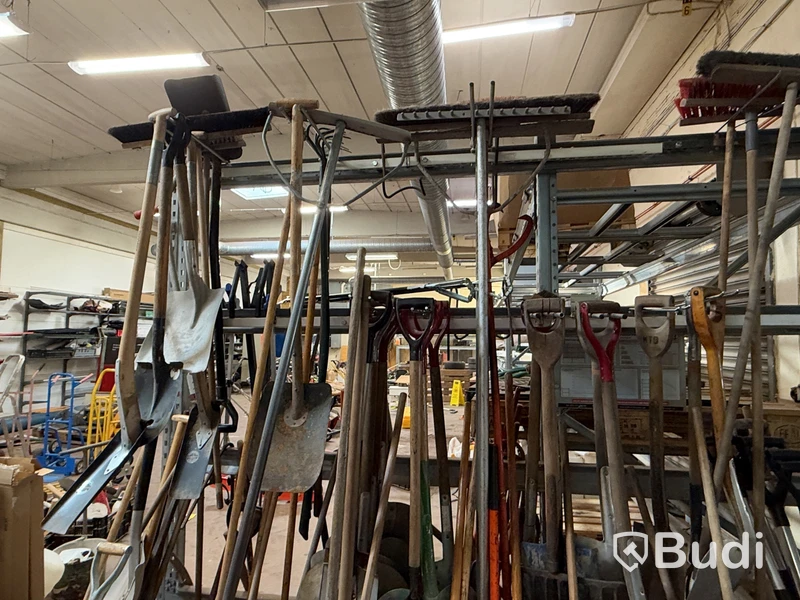 Lot of hand tools, spades and snow shovels