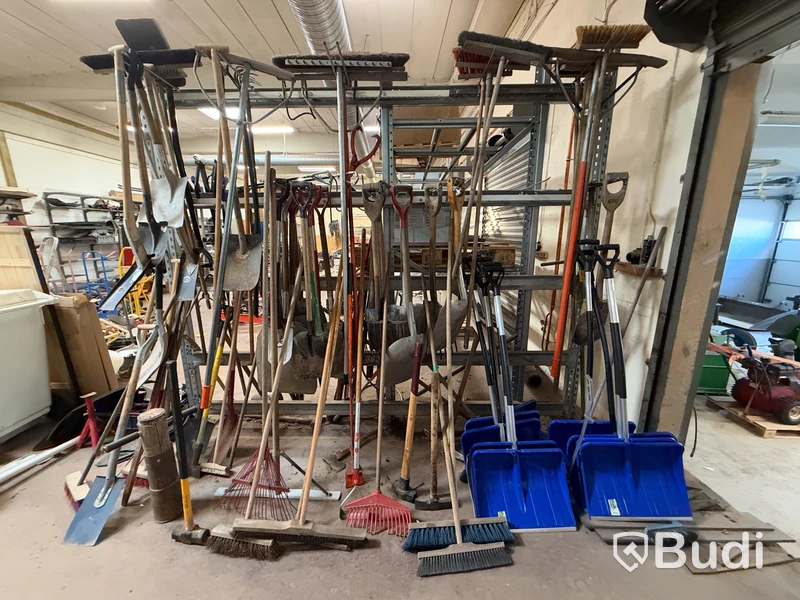 Lot of hand tools, spades and snow shovels