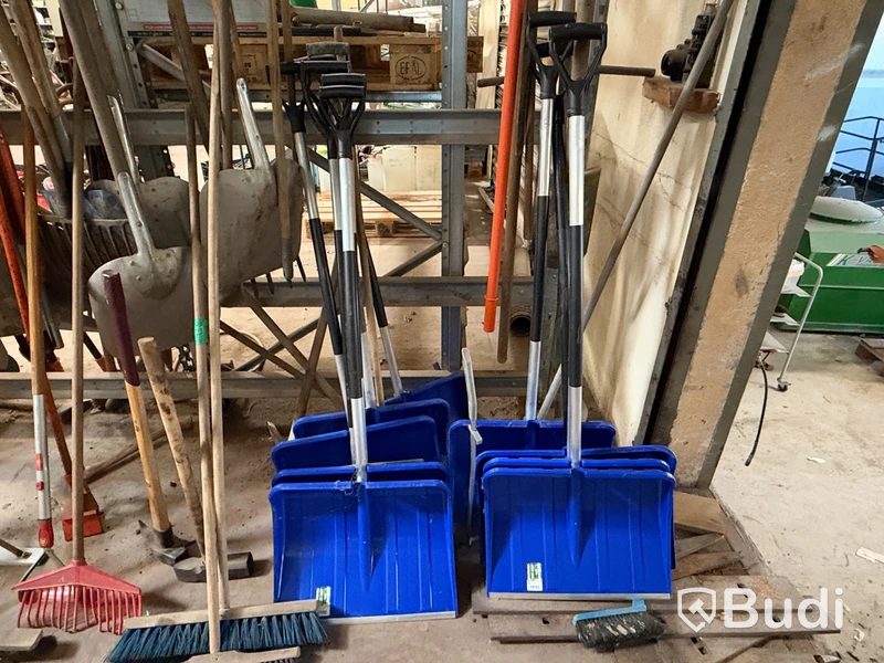 Lot of hand tools, spades and snow shovels