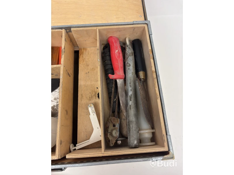 Varmluftspistol och mattsvets Leister, Triac S. Inkl. diverse verktyg/redskap och förvaringslåda