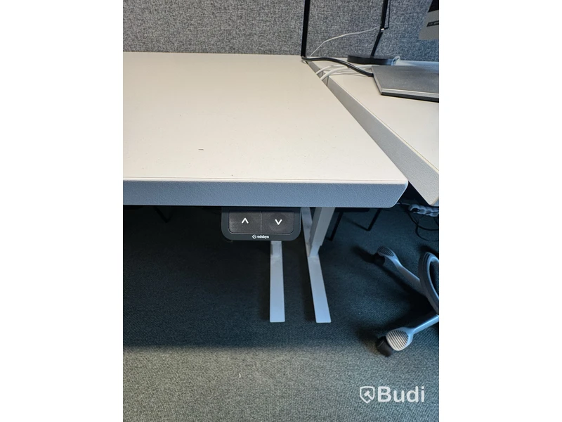 Höj och sänkbart skrivbord inkl. ljudabsorbent