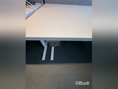 Höj och sänkbart skrivbord inkl. ljudabsorbent
