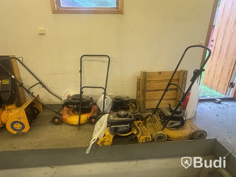 Fyra bensindrivna gräsklippare. Reparationsobjekt.