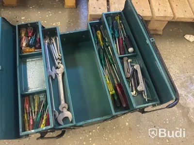 Verktygsparti med verktygslådor, domkraft och pallbockar