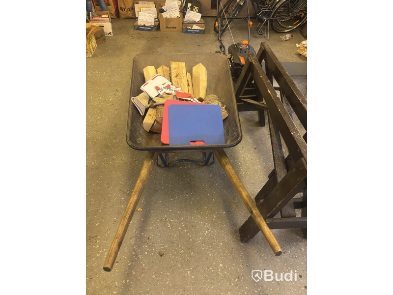Single-wheel wheelbarrow