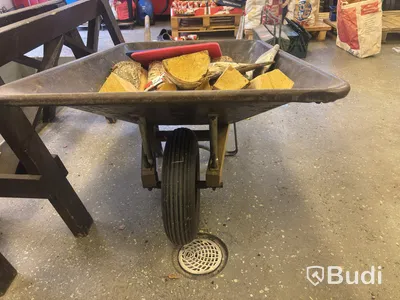 Single-wheel wheelbarrow
