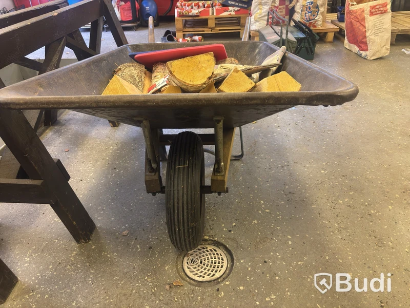 Single-wheel wheelbarrow