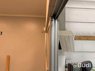 Upphöjd kontorsmodul / Tyst rum med glaspartier