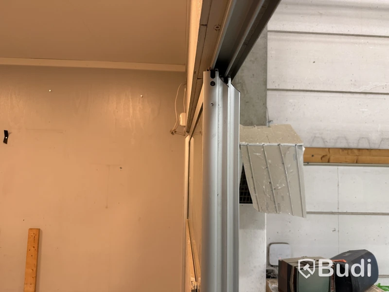 Upphöjd kontorsmodul / Tyst rum med glaspartier